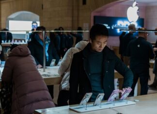 iPhone від Apple забезпечує рекордні продажі та прибутки