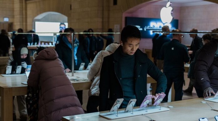 iPhone від Apple забезпечує рекордні продажі та прибутки