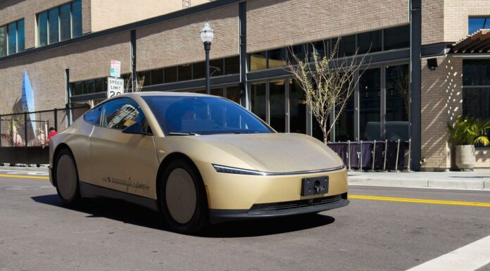 Tesla Визнає: Людський Контроль Над Роботокси Далеко не Ілюзія