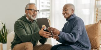 Ціна раннього виходу на пенсію: як очікування до 70 років збільшує виплати із соціального забезпечення