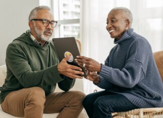 Ціна раннього виходу на пенсію: як очікування до 70 років збільшує виплати із соціального забезпечення